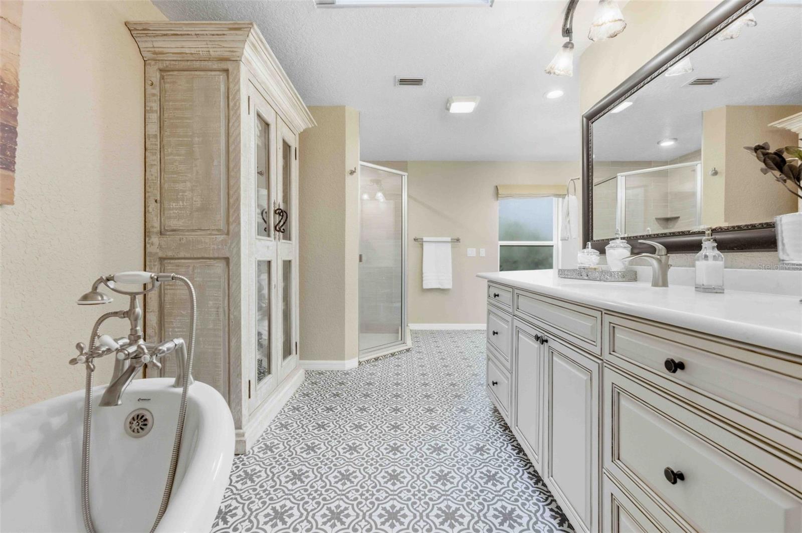 Image 30 of 79 For 1475 Glenridge Drive