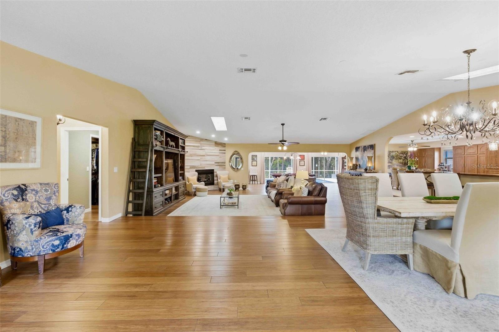 Image 4 of 79 For 1475 Glenridge Drive