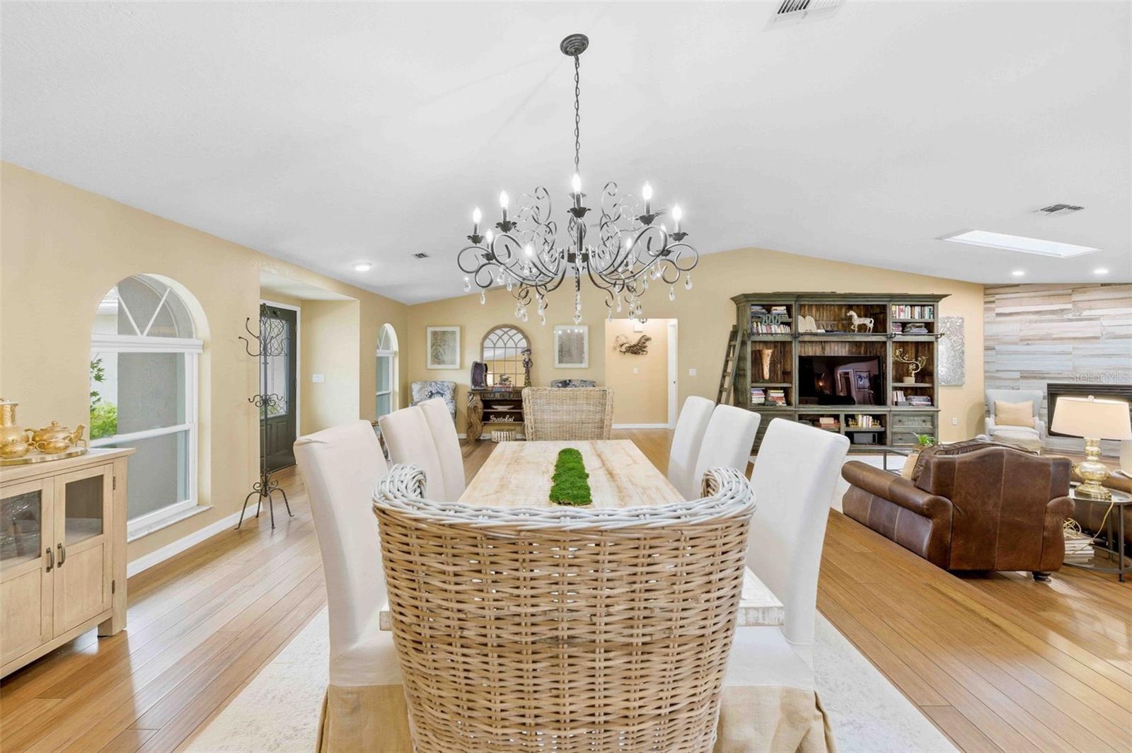 Image 8 of 79 For 1475 Glenridge Drive