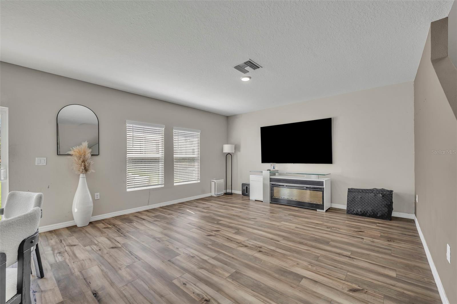 Image 7 of 47 For 2402 Oakwood Lane