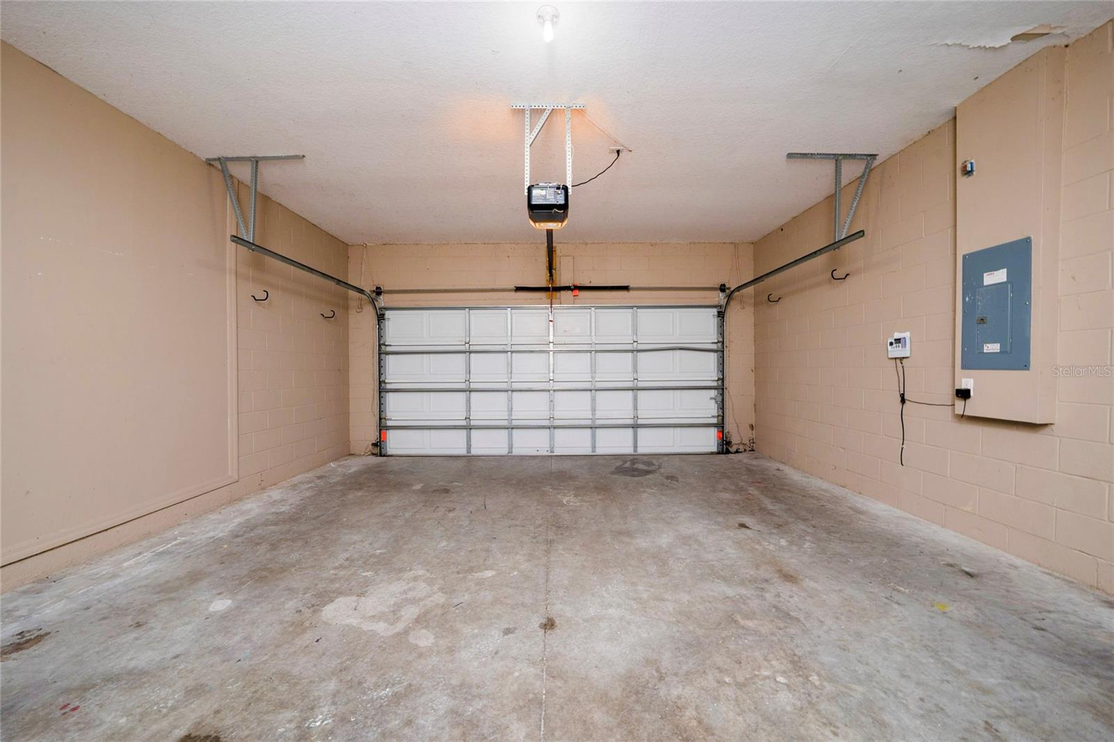 Image 29 of 32 For 607 Hacienda Circle