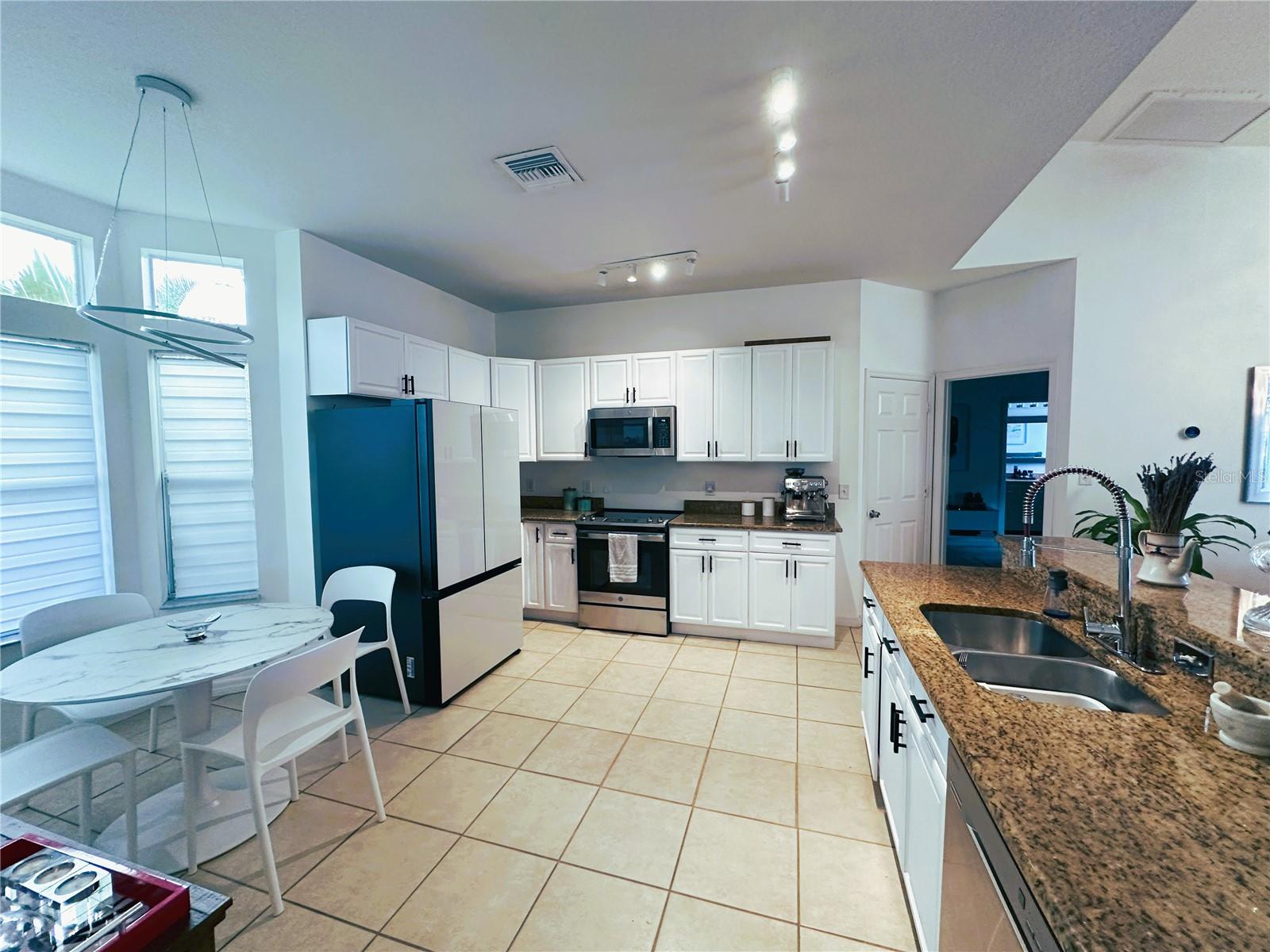 Image 9 of 43 For 700 Castillo Place