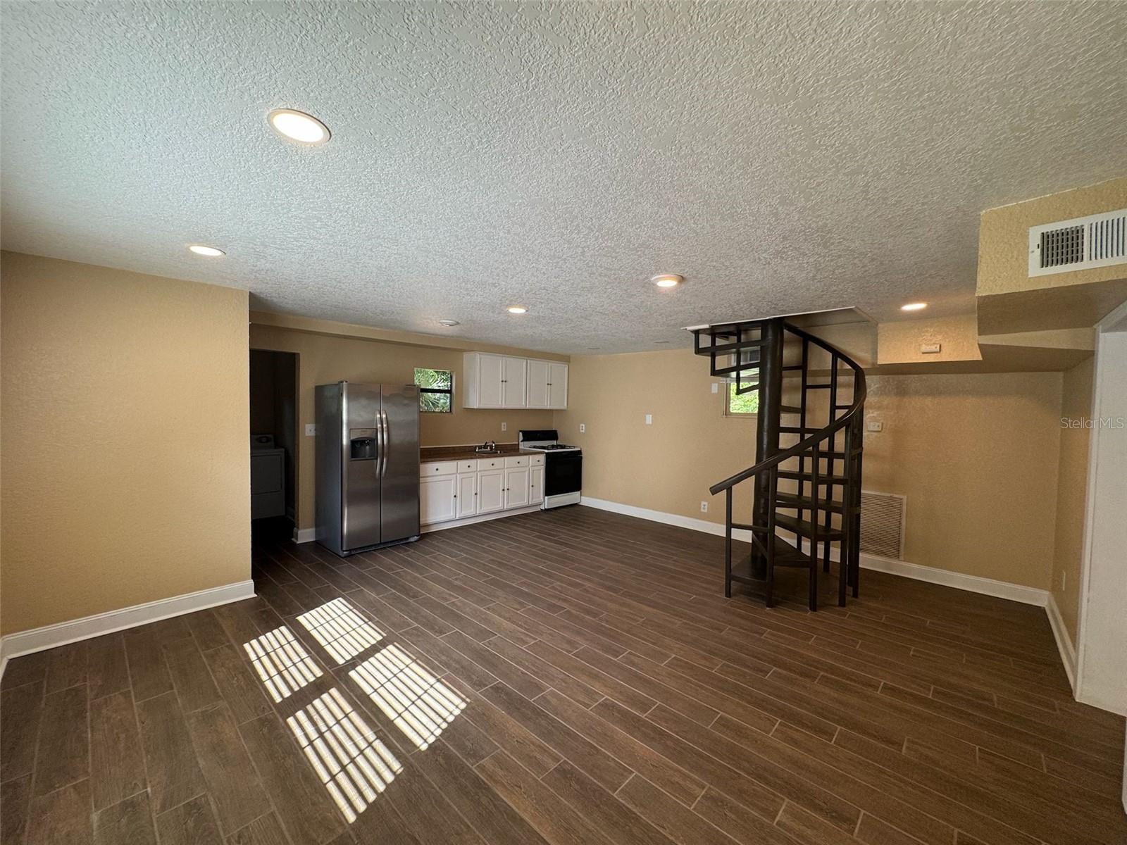 Image 3 of 10 For 10031 Union Park Drive B