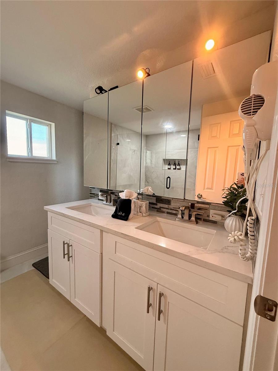 Listing photo id 8 for 8117 Bay Drive