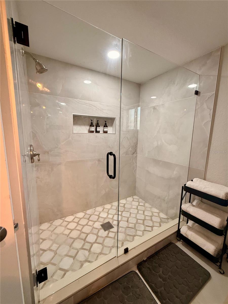 Listing photo id 9 for 8117 Bay Drive