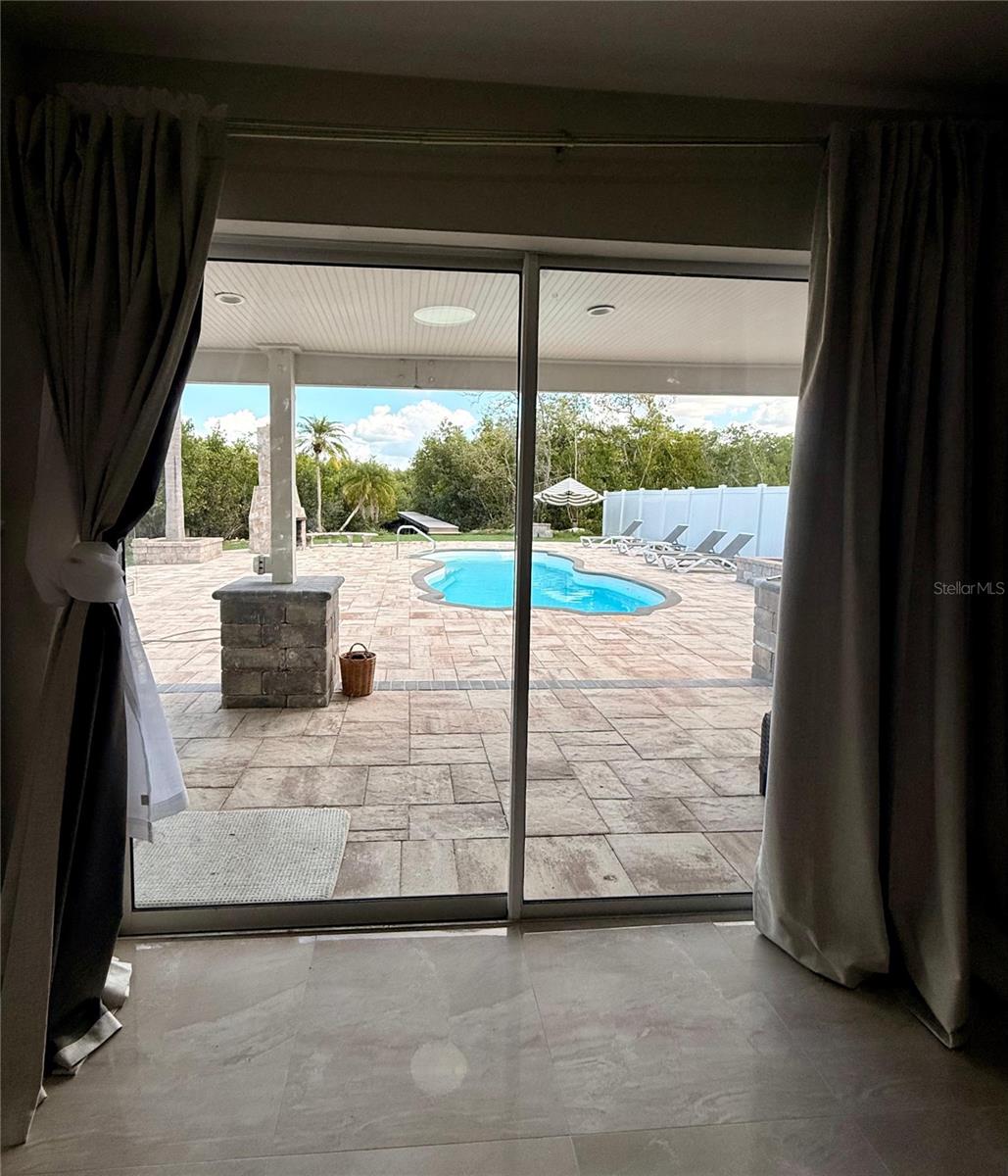 Listing photo id 23 for 8117 Bay Drive
