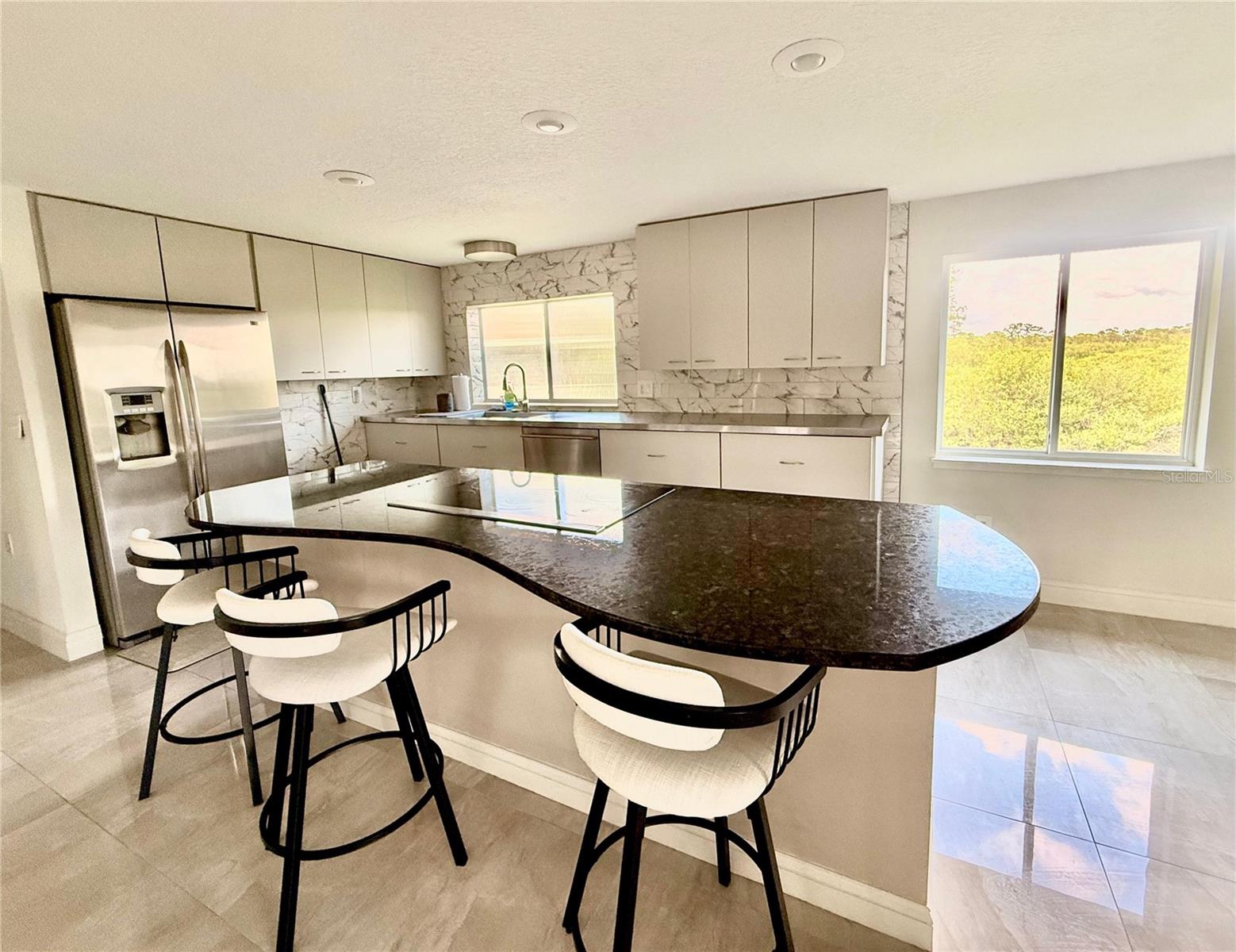 Listing photo id 3 for 8117 Bay Drive