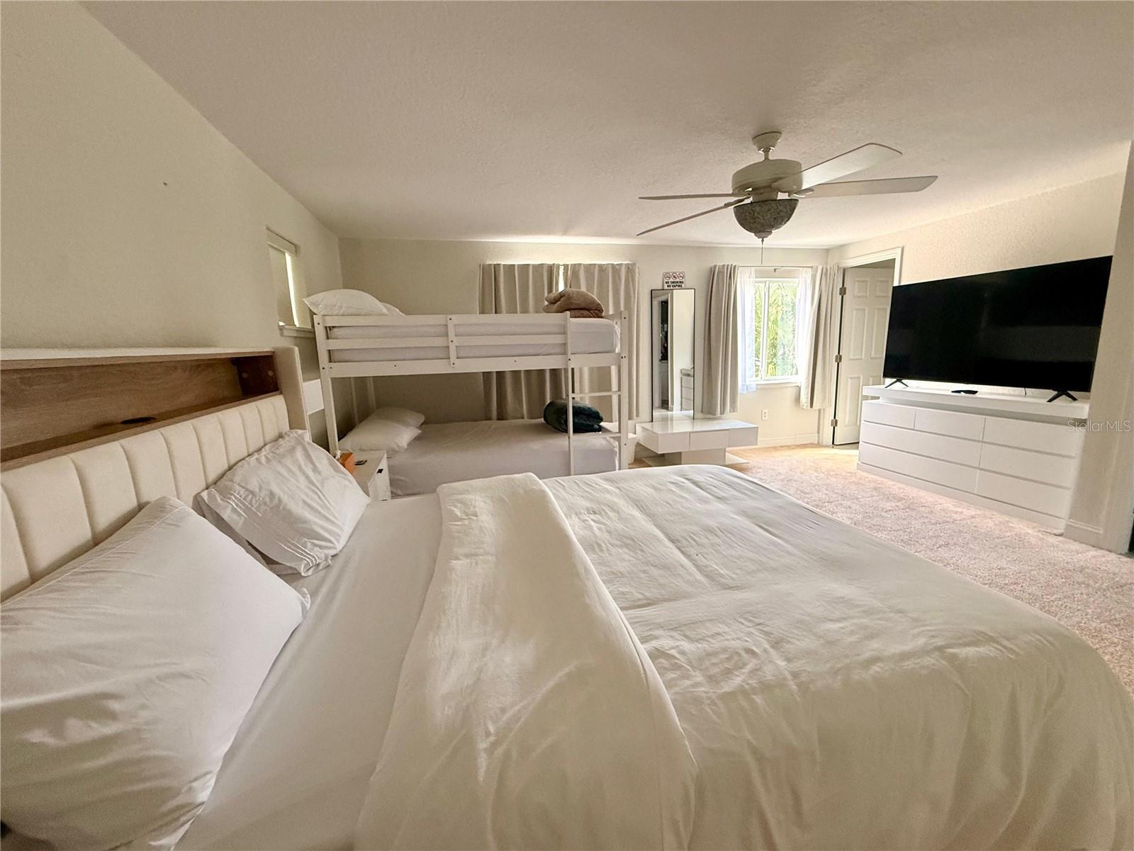Listing photo id 4 for 8117 Bay Drive