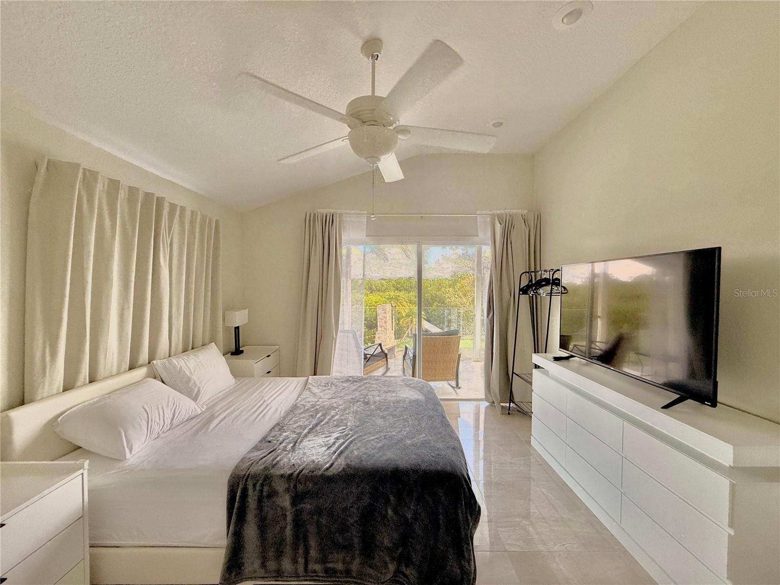 Listing photo id 7 for 8117 Bay Drive