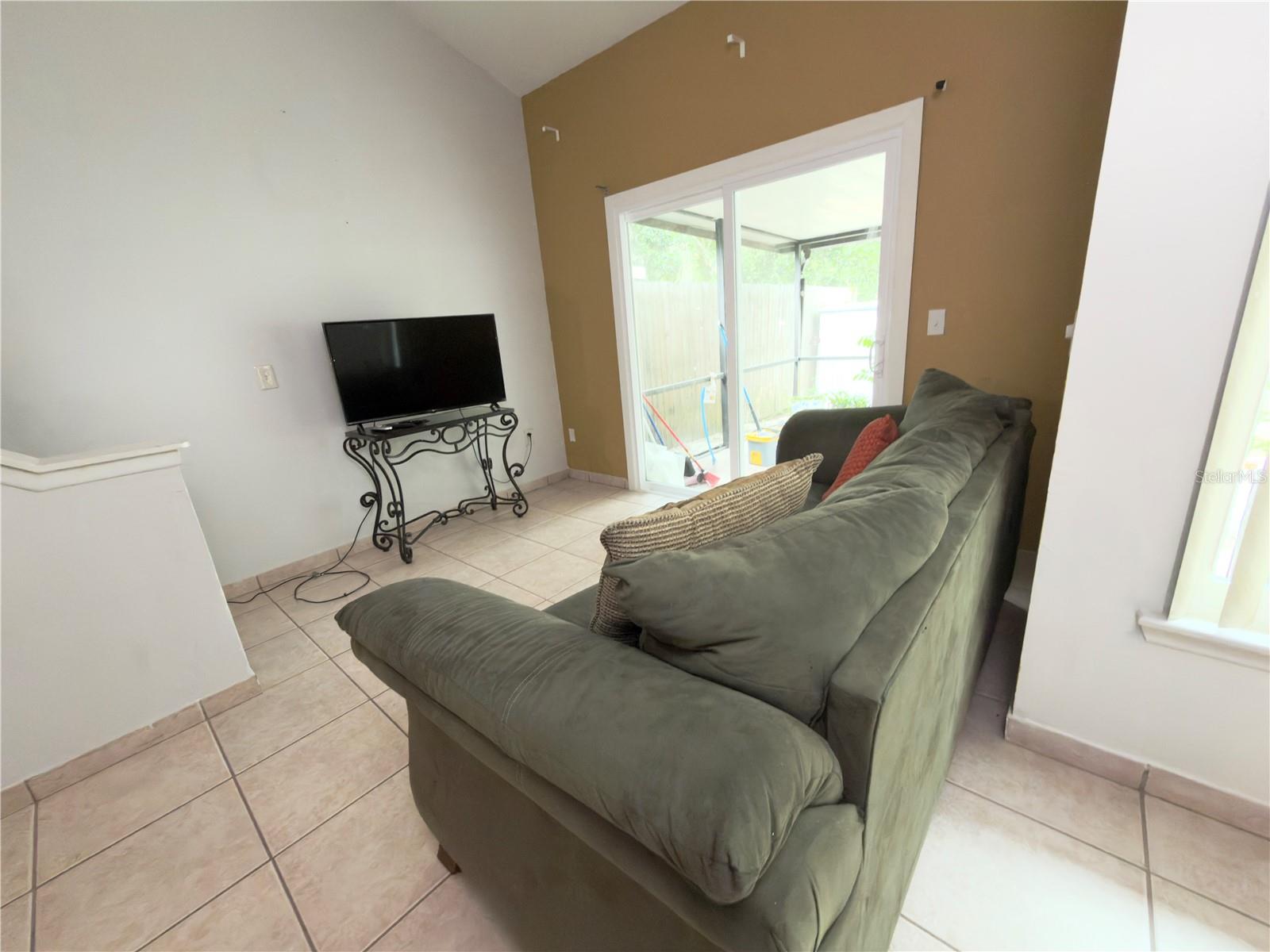 Image 8 of 21 For 1009 Westside Drive