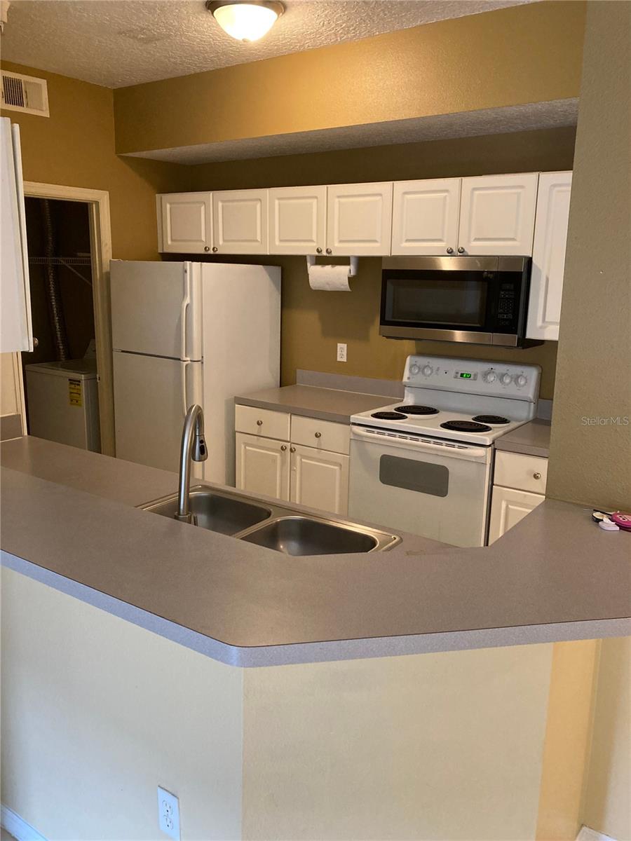 Image 3 of 15 For 5536 Metrowest Boulevard 11