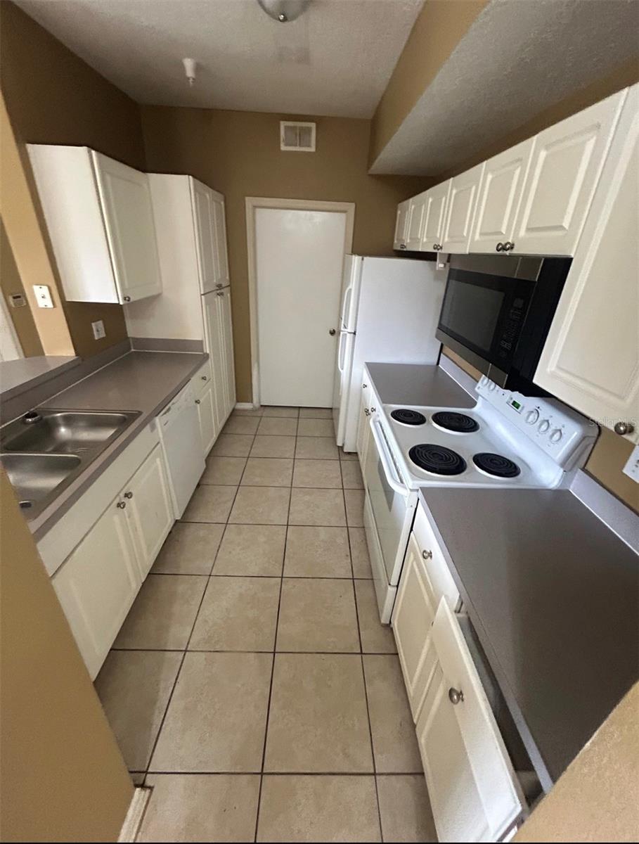 Image 4 of 15 For 5536 Metrowest Boulevard 11