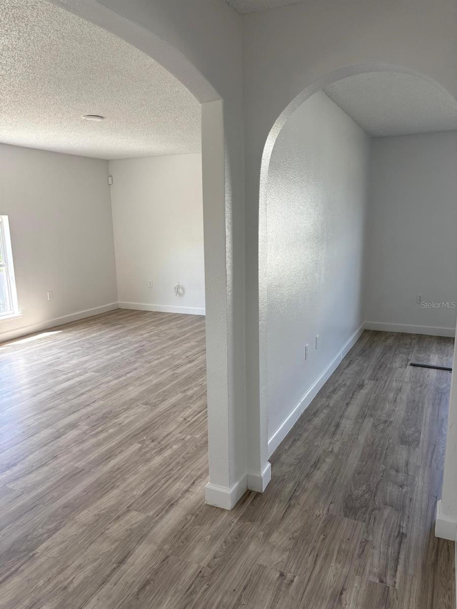 Image 11 of 37 For 404 Manitoba Drive