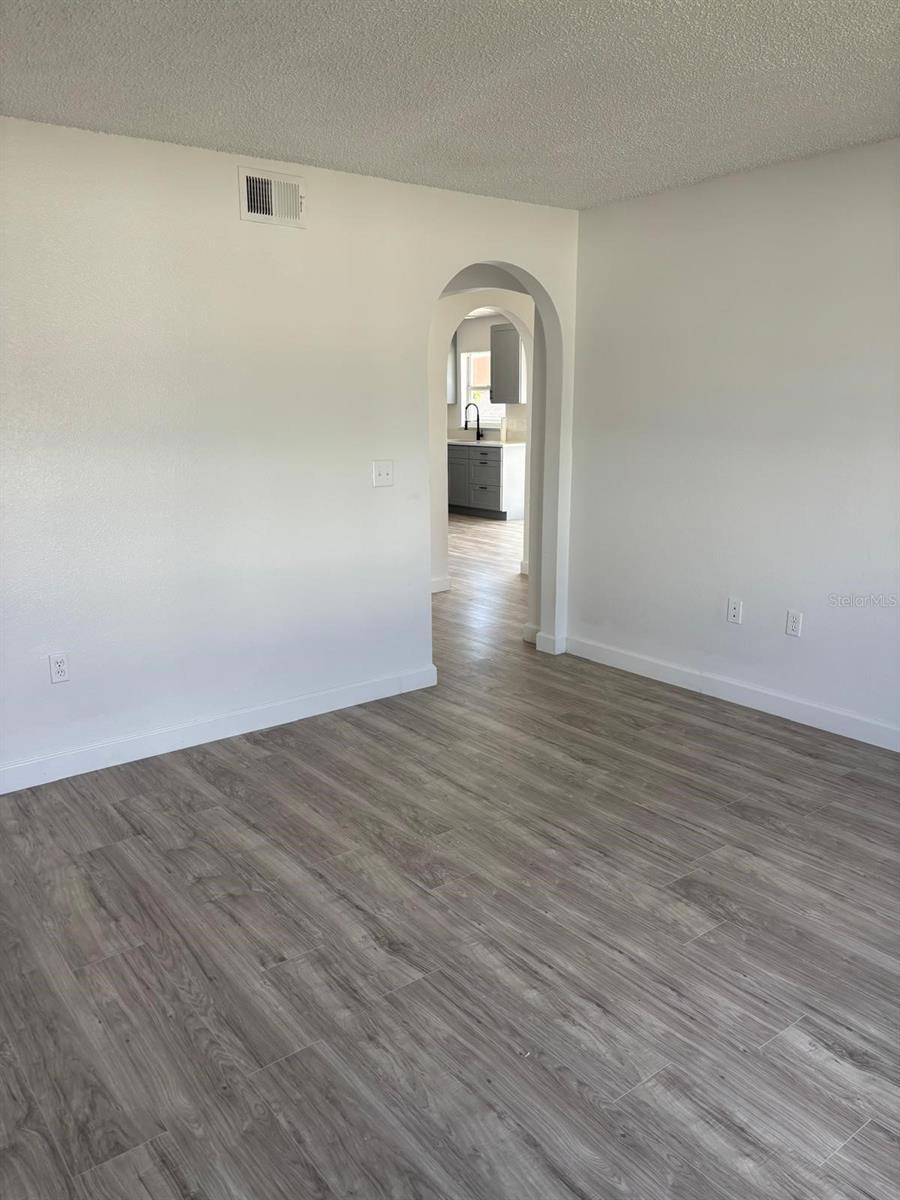 Image 13 of 37 For 404 Manitoba Drive