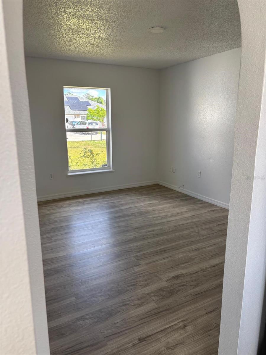 Image 14 of 37 For 404 Manitoba Drive