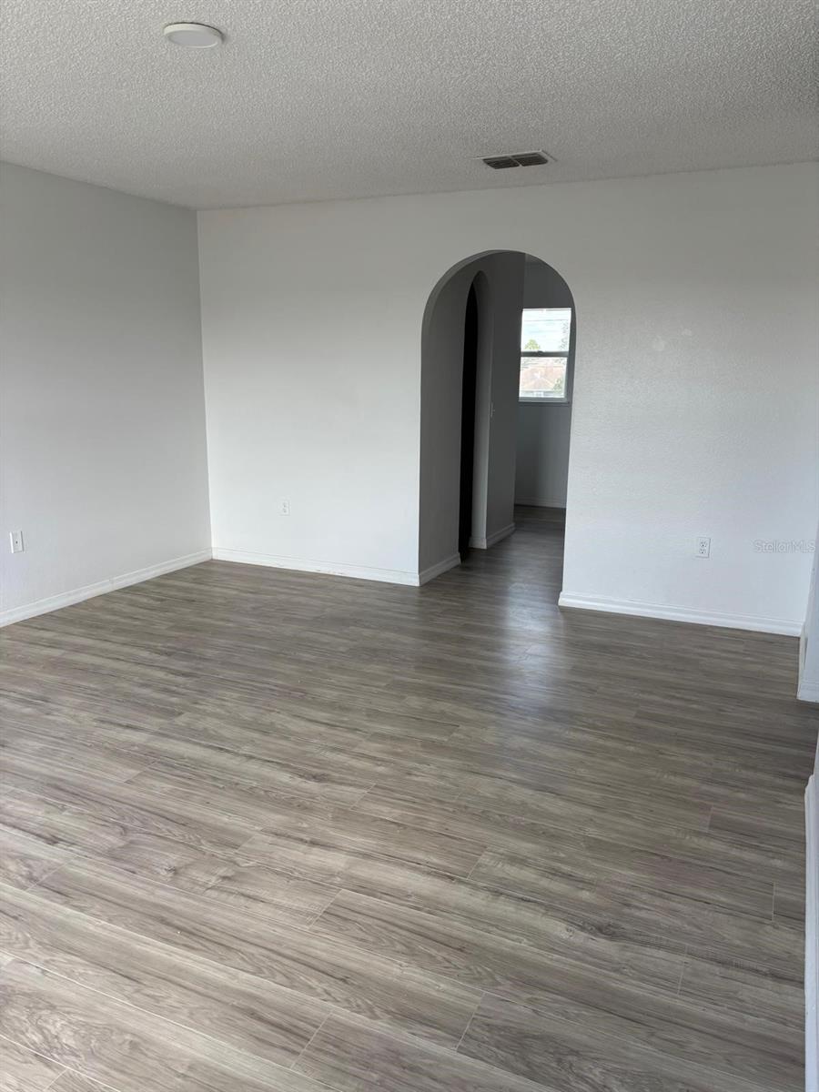 Image 17 of 37 For 404 Manitoba Drive