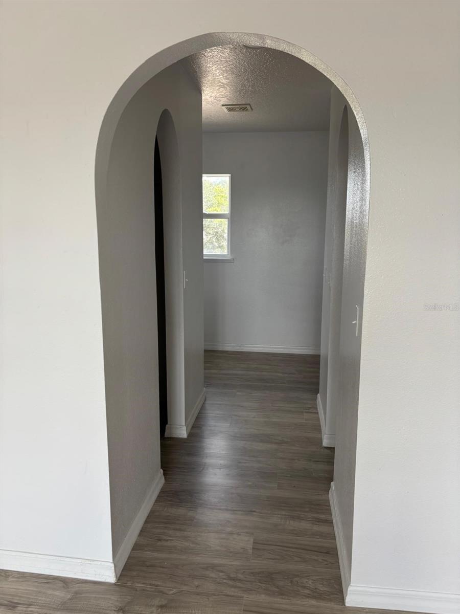 Image 19 of 37 For 404 Manitoba Drive