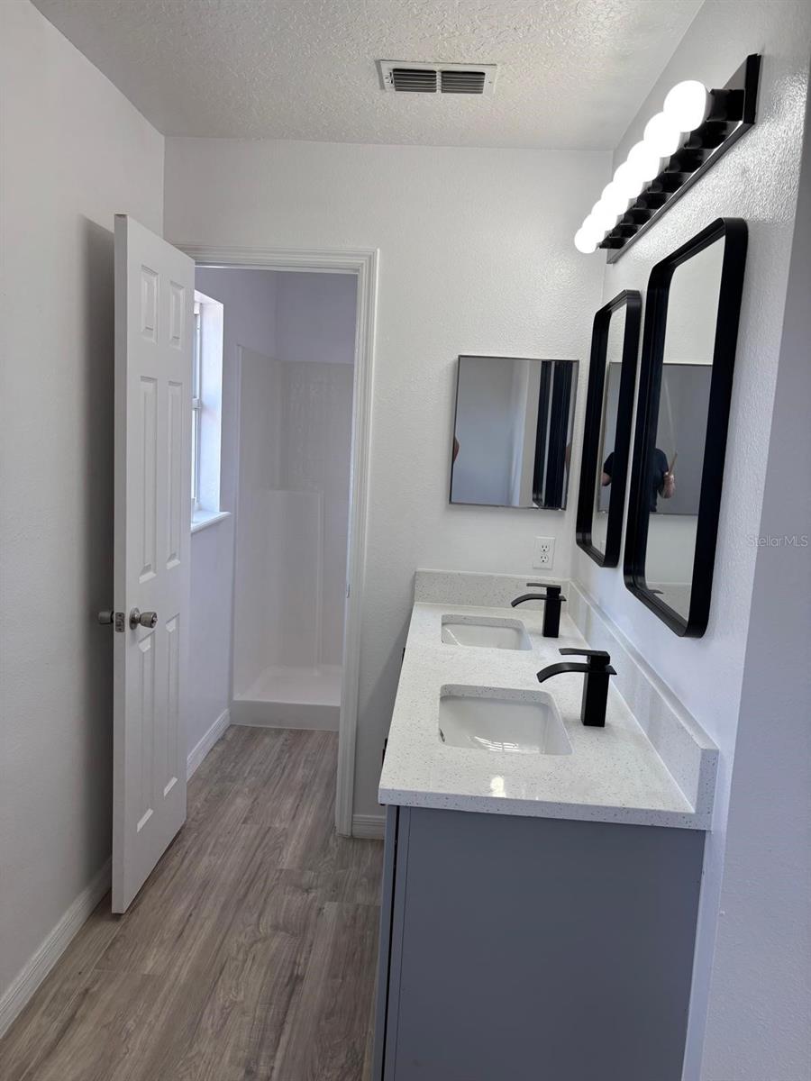 Image 21 of 37 For 404 Manitoba Drive