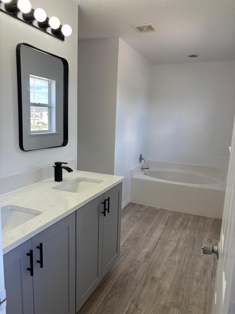 Image 22 of 37 For 404 Manitoba Drive