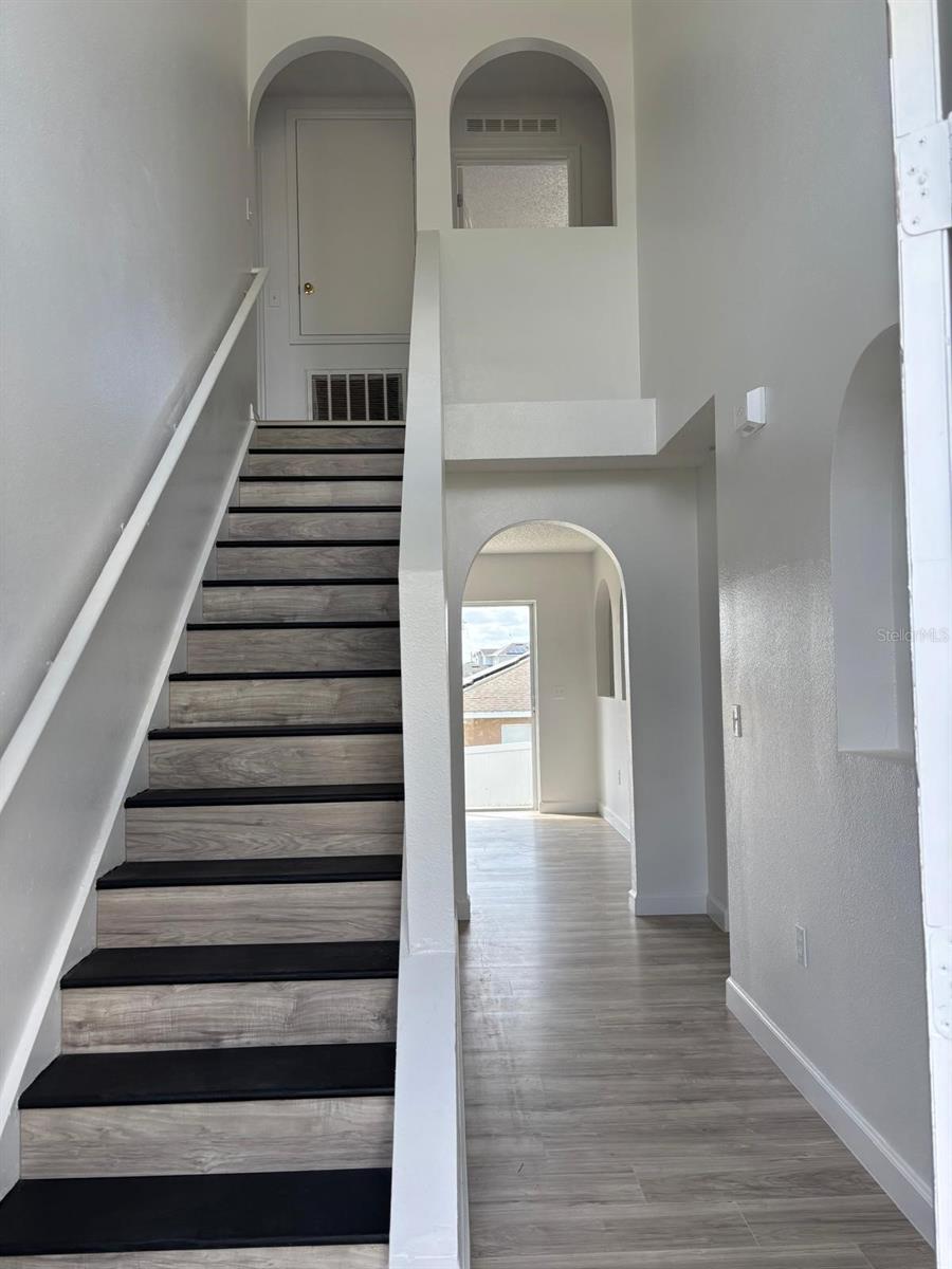 Image 3 of 37 For 404 Manitoba Drive