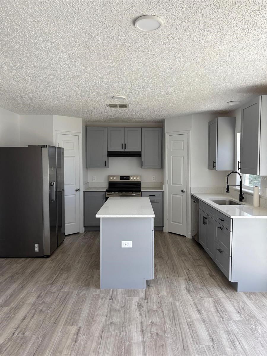 Image 6 of 37 For 404 Manitoba Drive