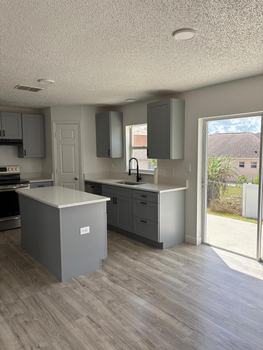 Image 8 of 37 For 404 Manitoba Drive