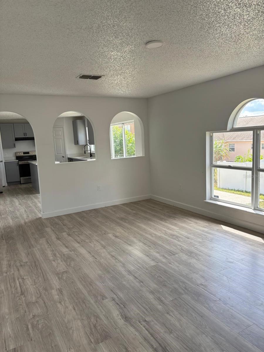 Image 9 of 37 For 404 Manitoba Drive