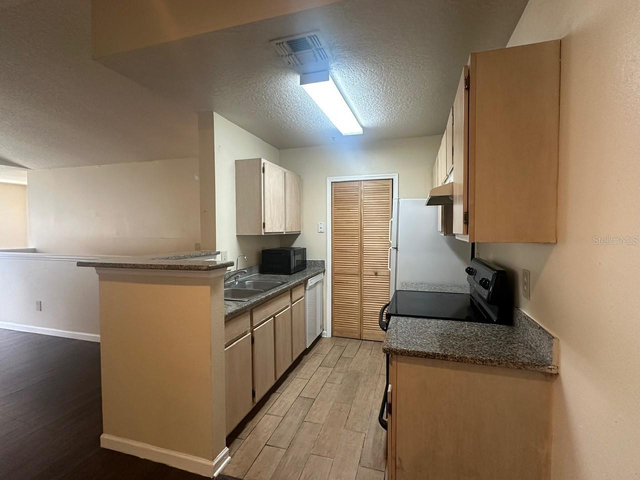 Image 8 of 35 For 4356 S Kirkman Road 502