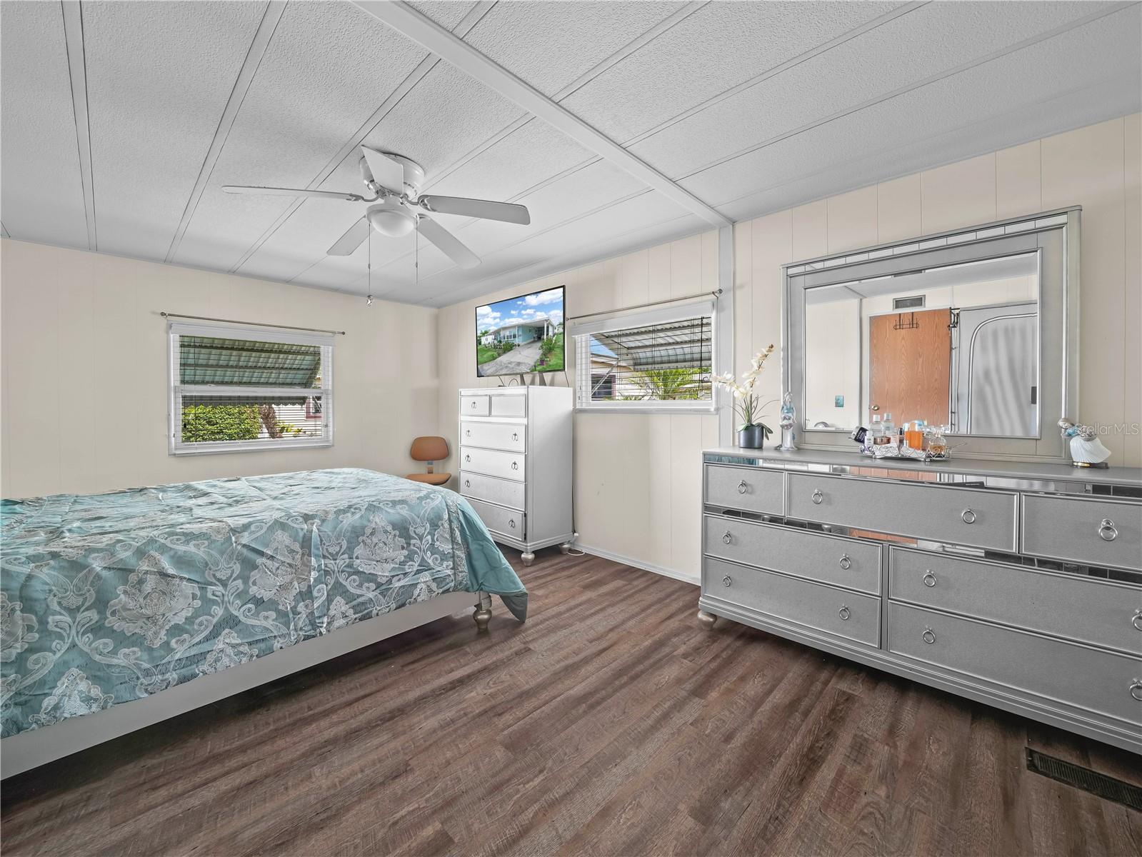 Image 23 of 41 For 2055 Floral Avenue 42