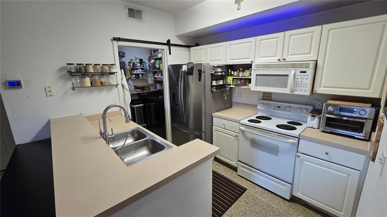 Image 11 of 22 For 5512 Metrowest Boulevard 202