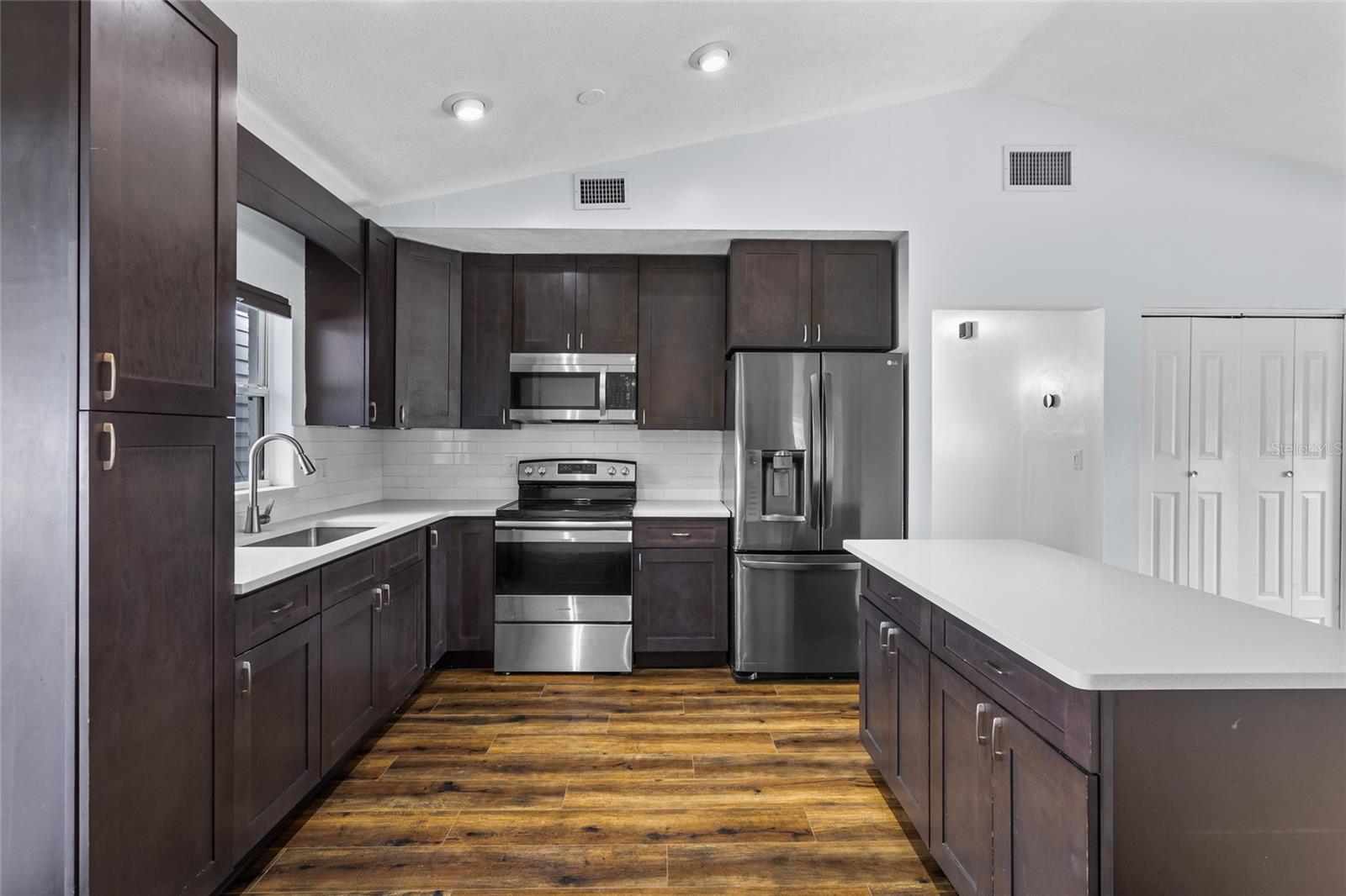 Image 9 of 28 For 1083 Eastbrook Boulevard