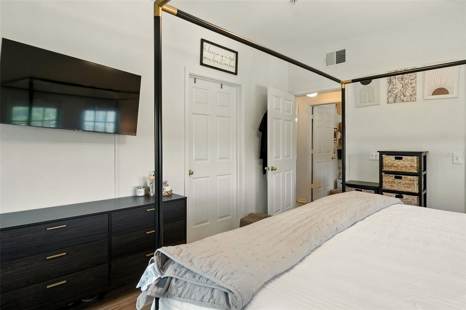 Image 25 of 33 For 211 Longview Avenue 306