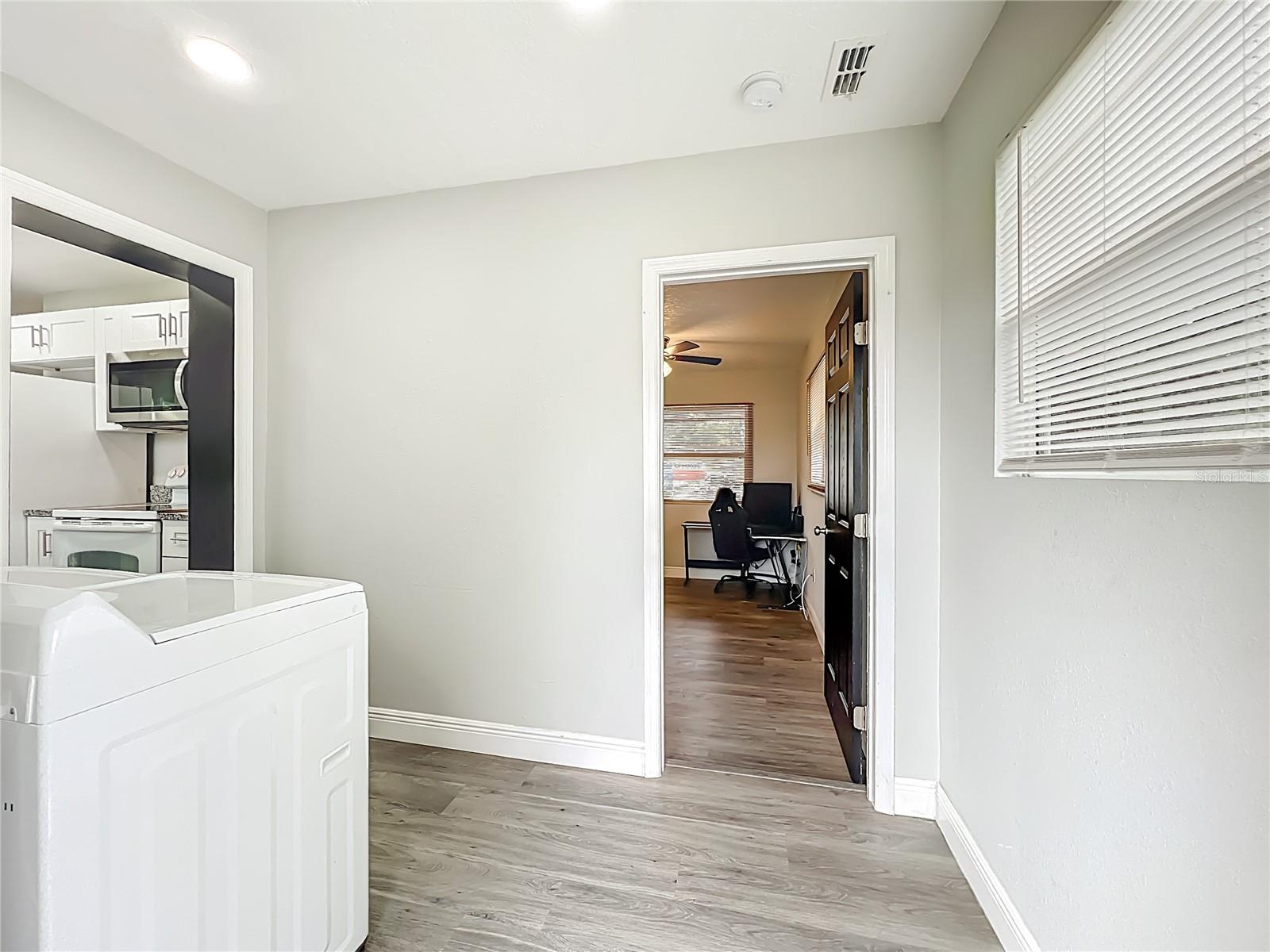 Image 19 of 45 For 1423 Heber Circle