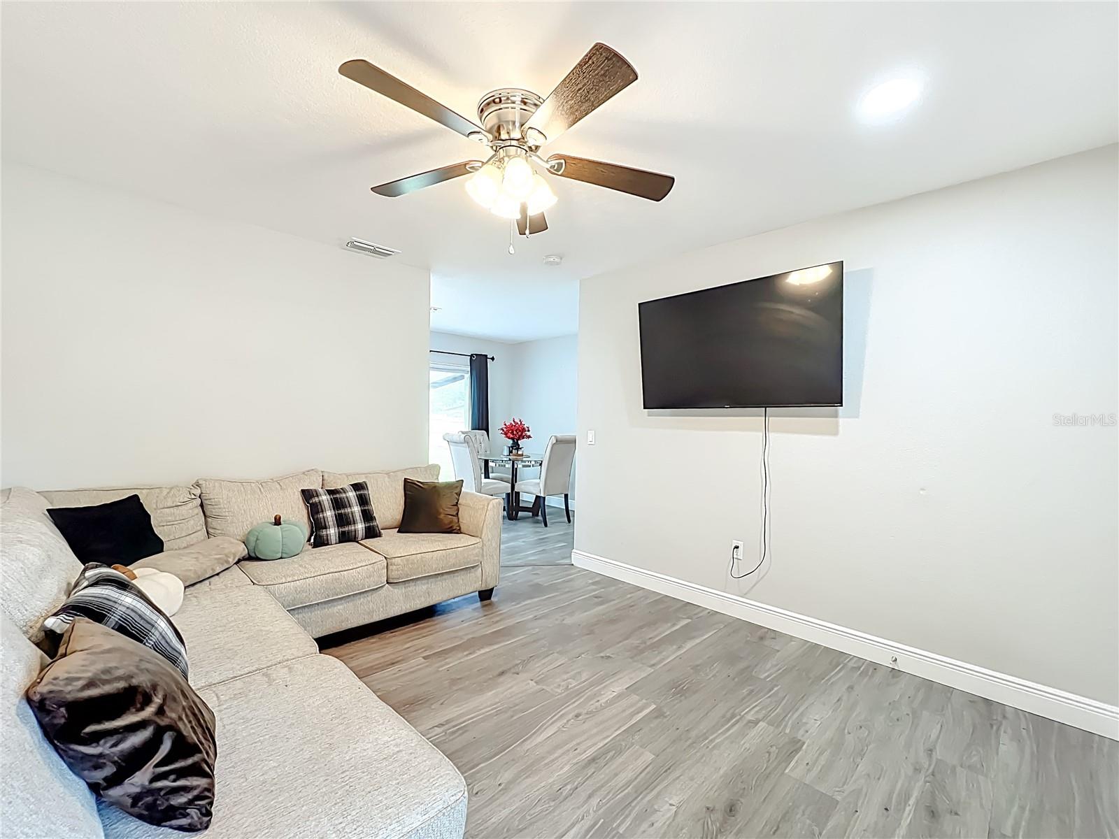 Image 6 of 45 For 1423 Heber Circle