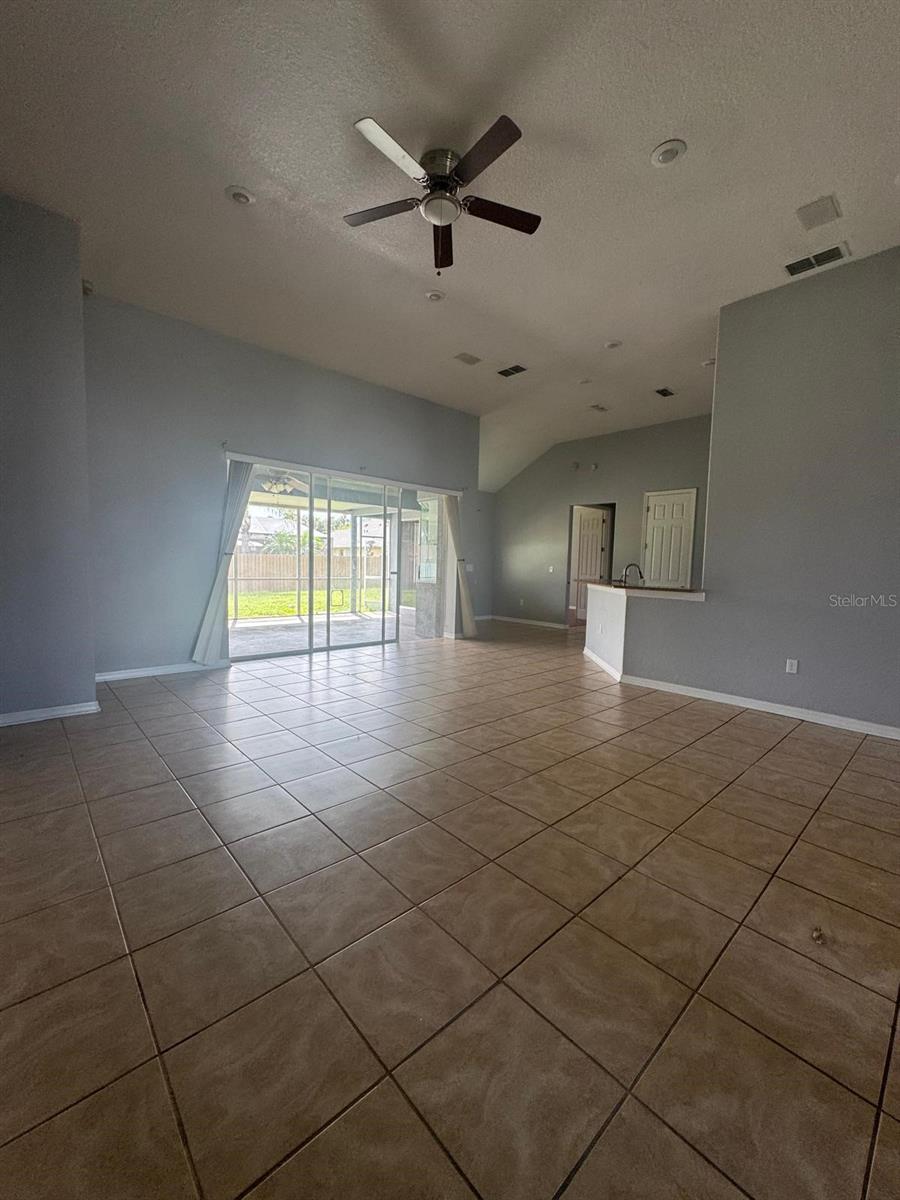 Image 4 of 17 For 20438 Maxim Parkway