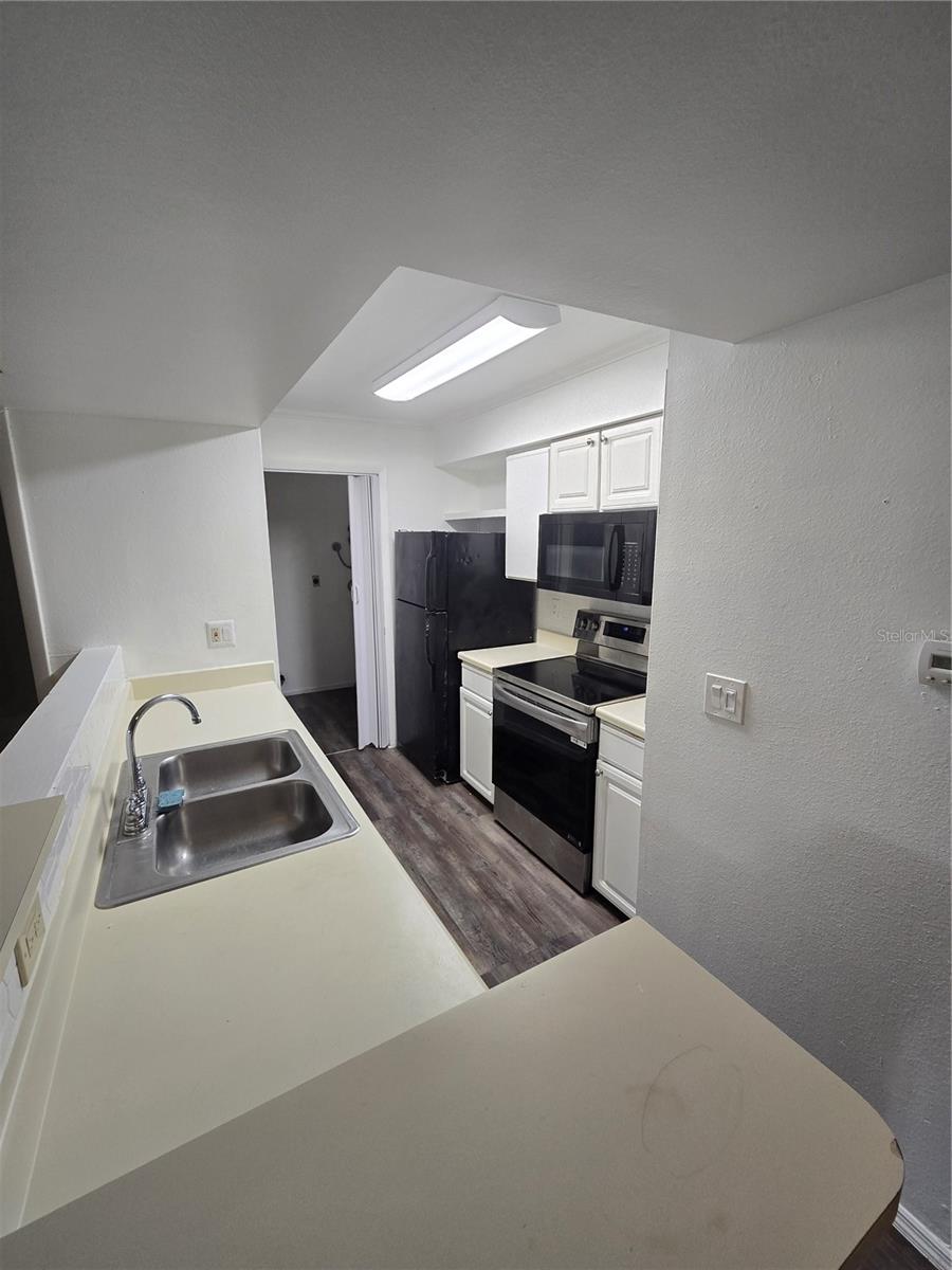 Image 3 of 10 For 3012 Parkway Boulevard 207