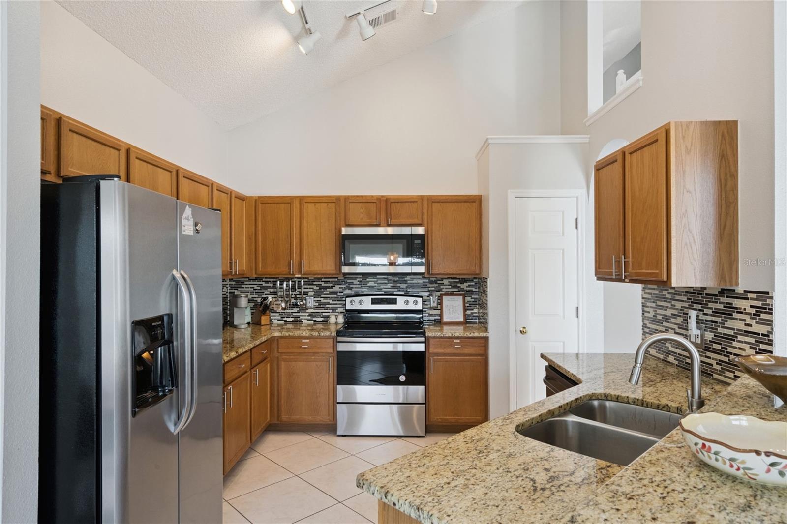 Image 18 of 77 For 2889 Blooming Alamanda Loop