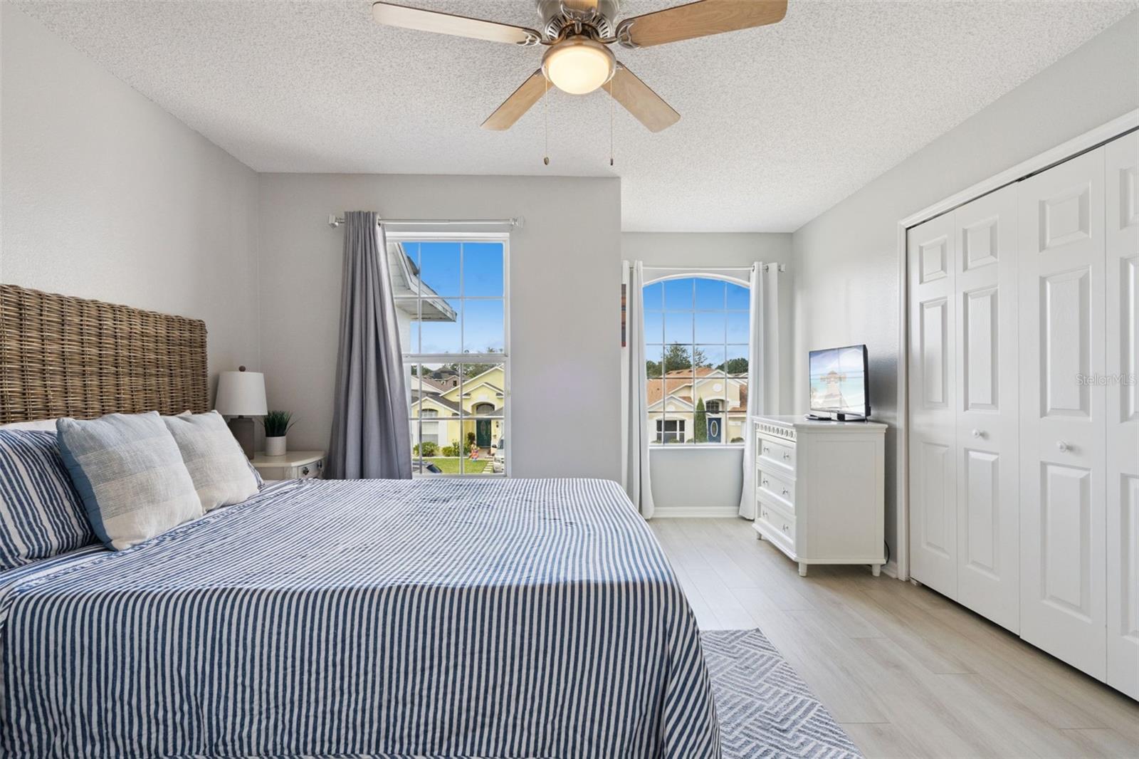 Image 35 of 77 For 2889 Blooming Alamanda Loop