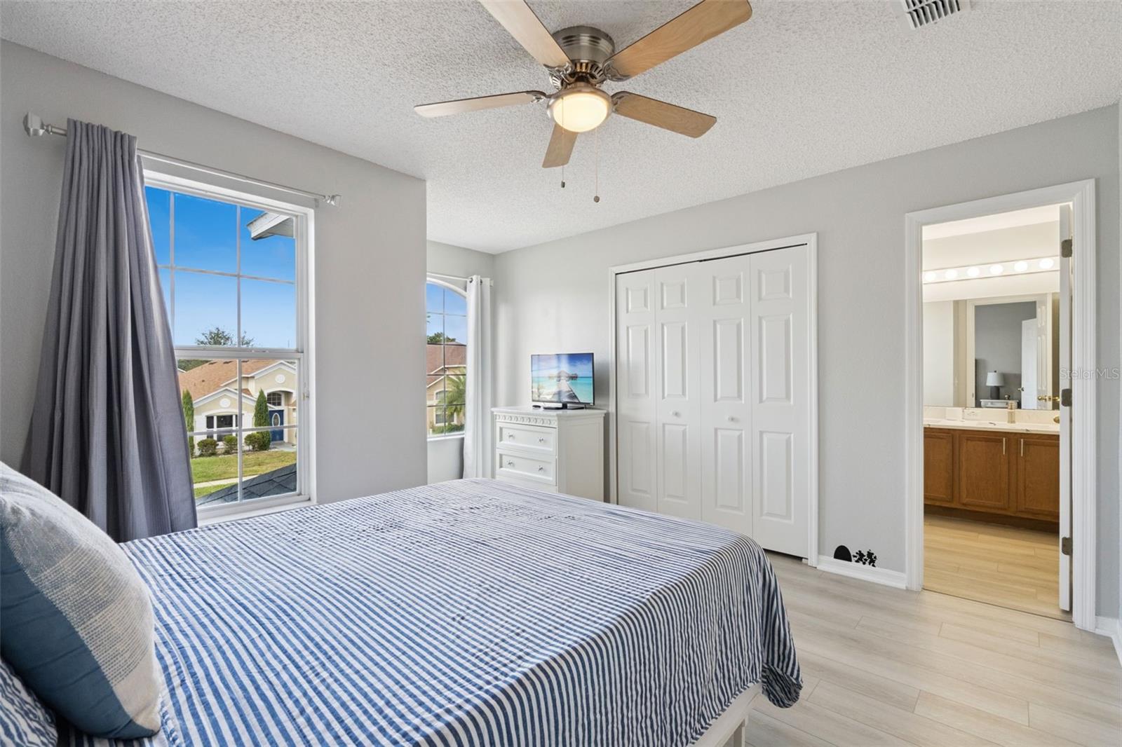 Image 36 of 77 For 2889 Blooming Alamanda Loop