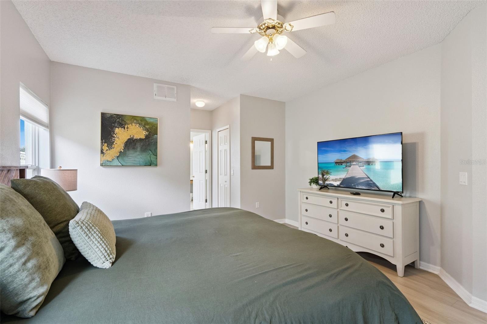 Image 40 of 77 For 2889 Blooming Alamanda Loop