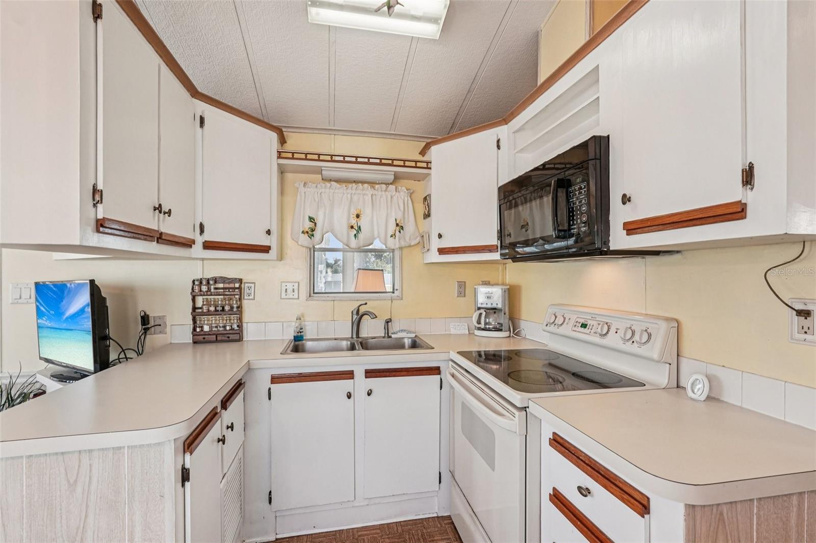 Image 12 of 20 For 289 Bainbridge Drive