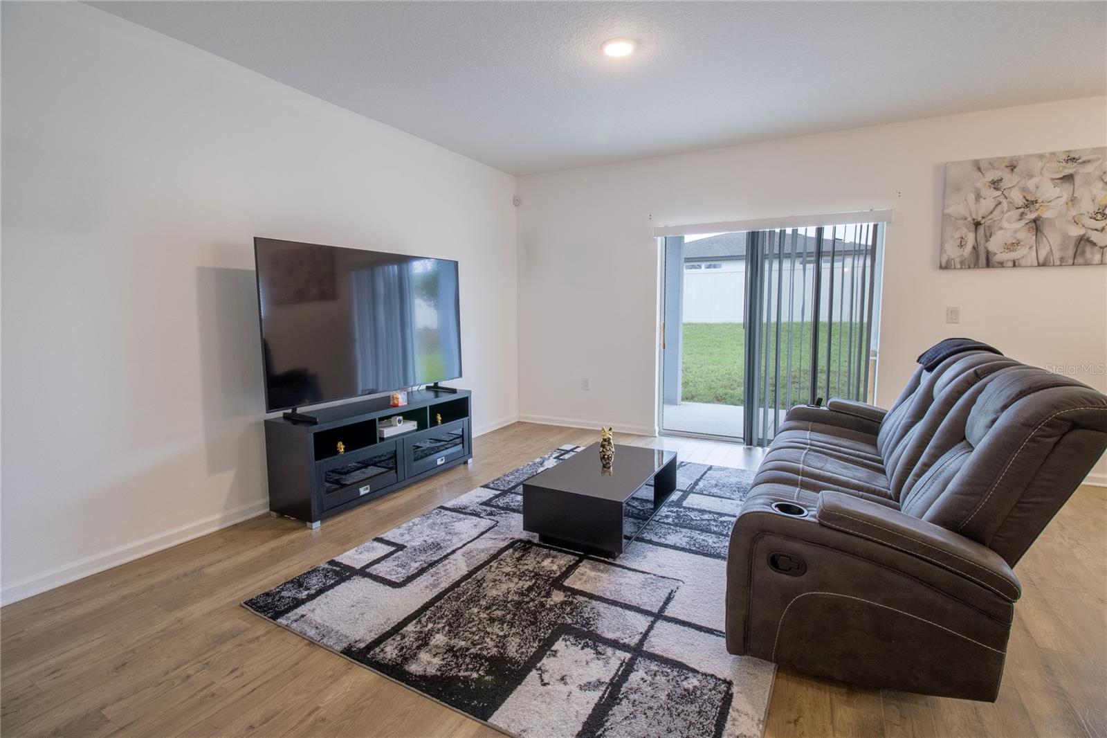 Image 4 of 17 For 861 Cambridge Drive