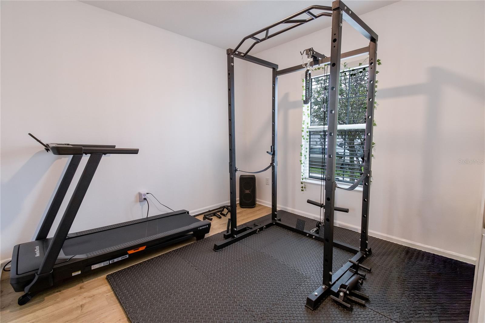 Image 6 of 17 For 861 Cambridge Drive