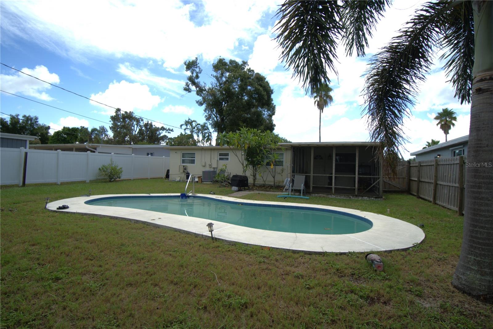 Listing photo id 2 for 4801 28th Avenue N