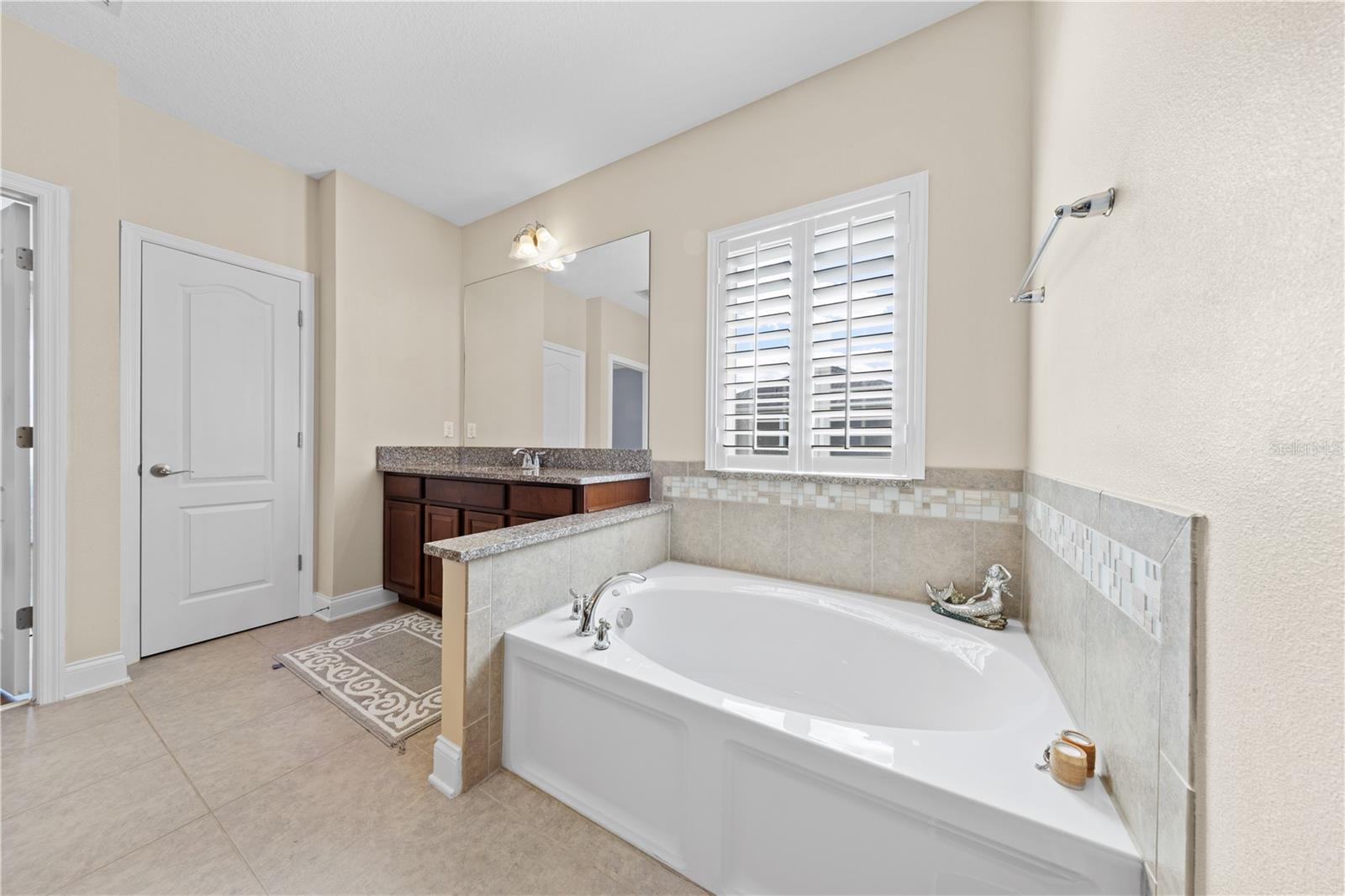Listing photo id 35 for 10680 Billings Street