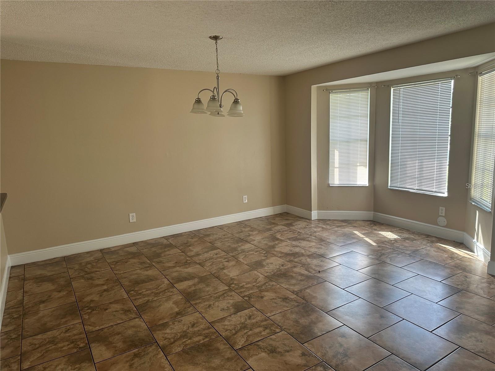 Image 4 of 11 For 180 Coralwood Circle