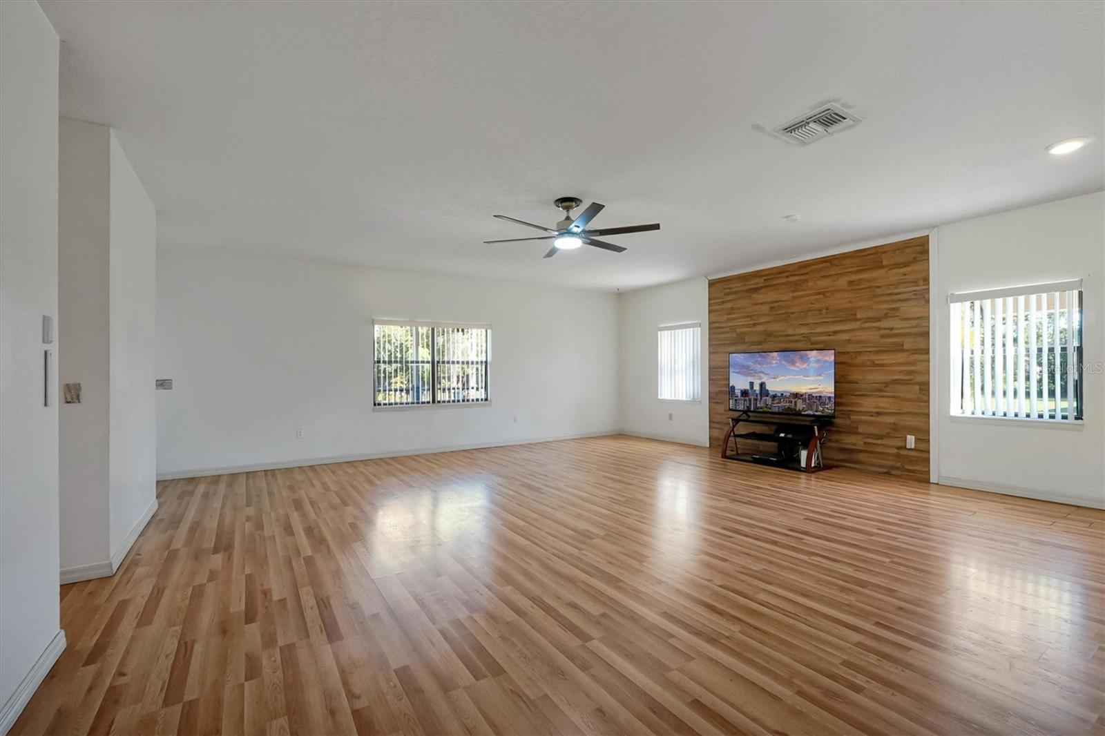 Listing photo id 8 for 4540 Pine Tree Dr