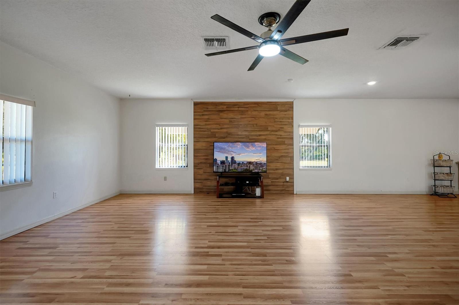 Listing photo id 9 for 4540 Pine Tree Dr