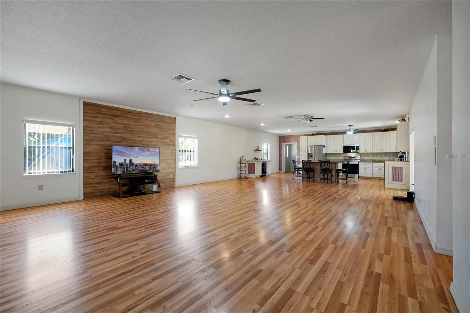 Listing photo id 10 for 4540 Pine Tree Dr