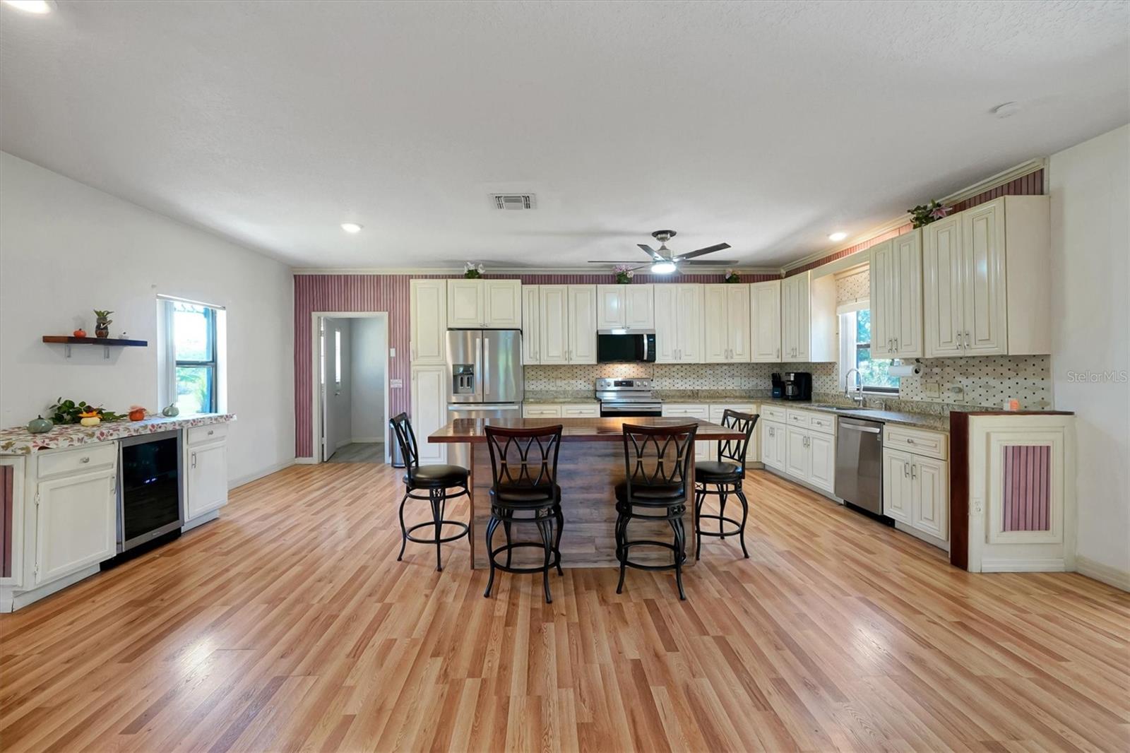 Listing photo id 11 for 4540 Pine Tree Dr